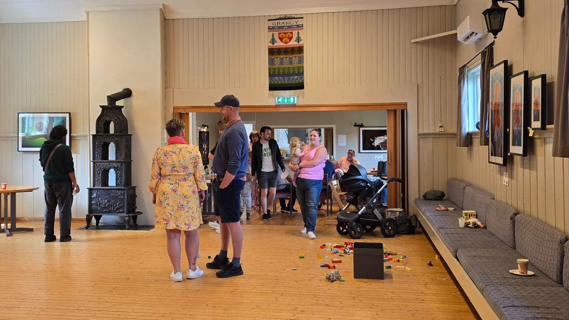 Masse folk innom og med leker utover gulvet for de minste